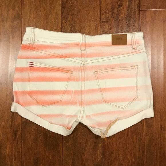 Urban Outfitters BDG Mid-Rise Alexa American Flag White Shorts sz 27 - Picture 2 of 3